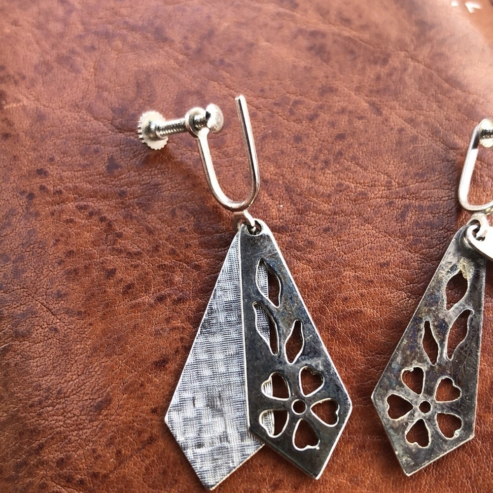 Vintage Simplistic 70s Floral Earrings - Picture 5 of 5